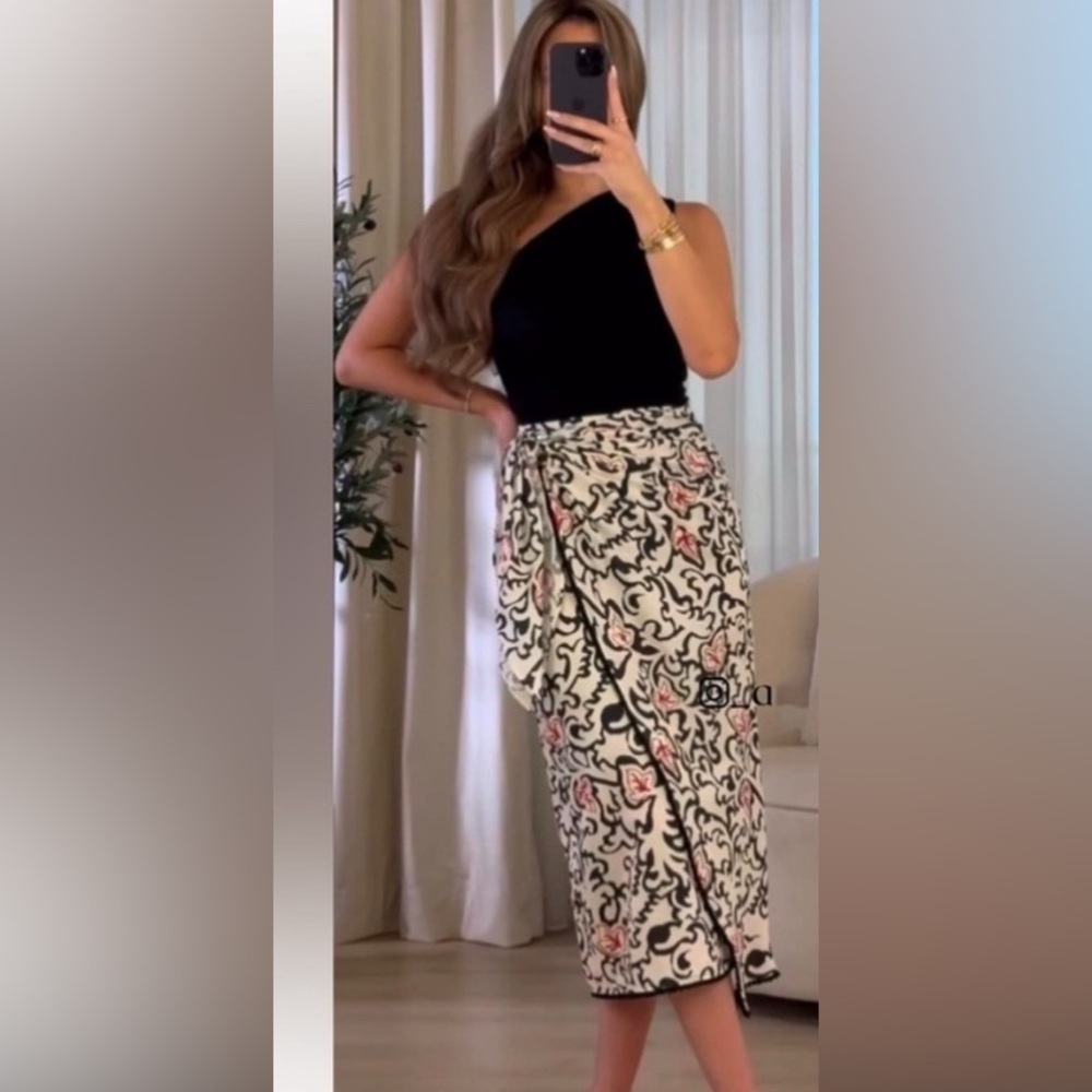 NEW ! ZARA BLOGGERS FAV PRINTED PAREO SKIRT size XS
🚨firm price no discount